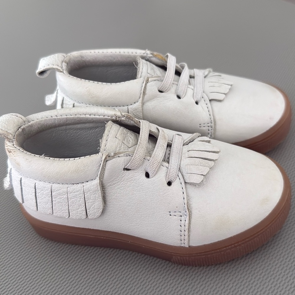 Freshly Picked White Moccasin Style Tennis Shoe Girls US SZ 6